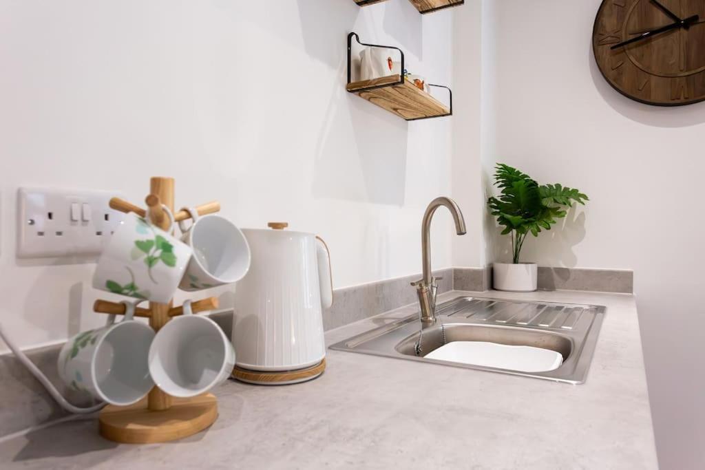 Polly'S Place Apartment Taunton & Free Off Road Parking & Wifi מראה חיצוני תמונה
