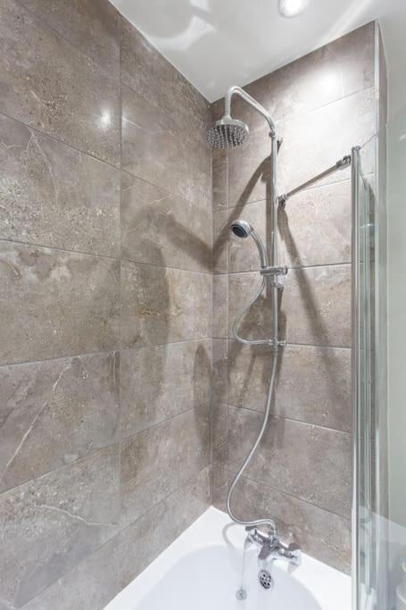 Polly'S Place Apartment Taunton & Free Off Road Parking & Wifi מראה חיצוני תמונה